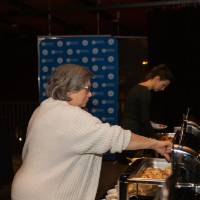 alumni grabbing food